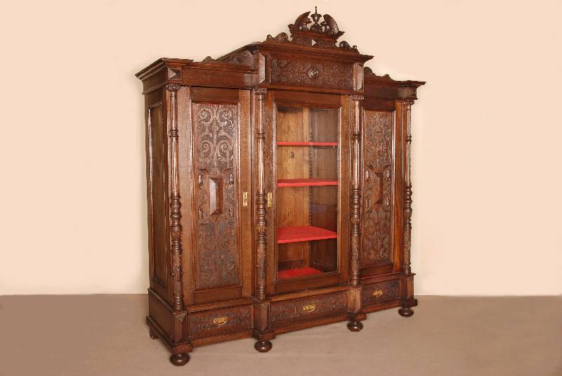 3-tÜriger GrÜnderzeitschrank, deutsch, um 1880 , mit Vitrinenteil, Korpus Eiche/Weichholz, z.T. furniert, auf gedrÜckten KugelfÜßen, unten ...