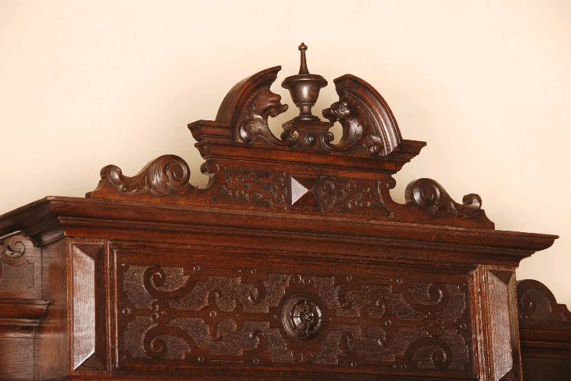 Detail a: 3-tÜriger GrÜnderzeitschrank, deutsch, um 1880 , mit Vitrinenteil, Korpus Eiche/Weichholz, z.T. furniert, auf gedrÜckten KugelfÜßen, unten ...