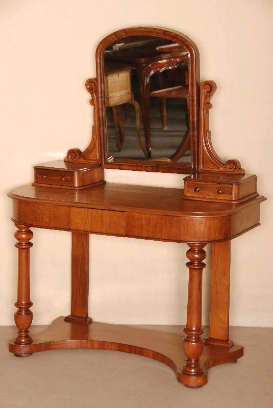 Frisiertisch, England, um 1850/60, frÜhviktorianisch, Weichholz, Mahagoni furniert, auf gedrechseltem Plateau, verstrebt , breite Zarge mit ...