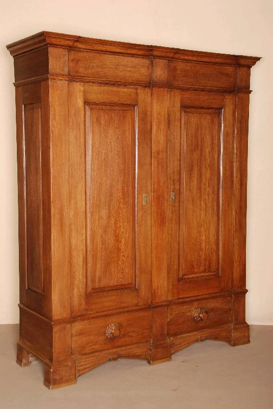 Garderobenschrank, deutsch, um 1820, Empirestil, Eiche massiv, auf eckigen FÜßen, Zarge sonnenstrahlenfÖrmig verbunden, zwei Schubladen mit ...