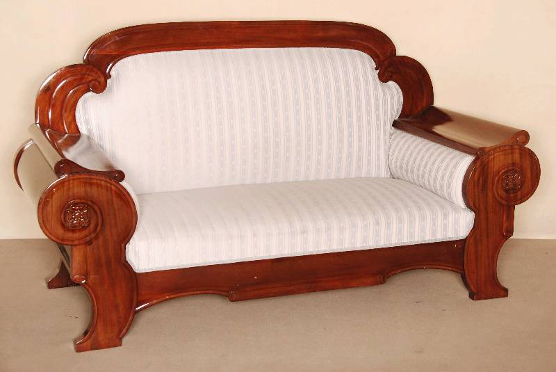 Sofa, norddeutsch/wohl LÜbeck, um 1840/50, Mahgoni massiv, z.T. furniert, breite Zarge, doppelt gebogen und profiliert, durchgehend bis zu den ...