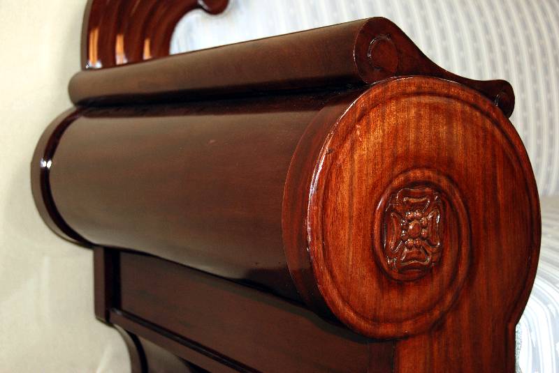 Detail a: Sofa, norddeutsch/wohl LÜbeck, um 1840/50, Mahgoni massiv, z.T. furniert, breite Zarge, doppelt gebogen und profiliert, durchgehend bis zu den ...