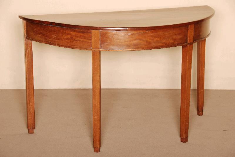 Halbmondtisch, deutsch, um 1820/30, Beine und Platte Mahagoni massiv, Zarge furniert, 4 -eckige Beine, schuhfÖrmig abgesetzt, ehemals mit ...