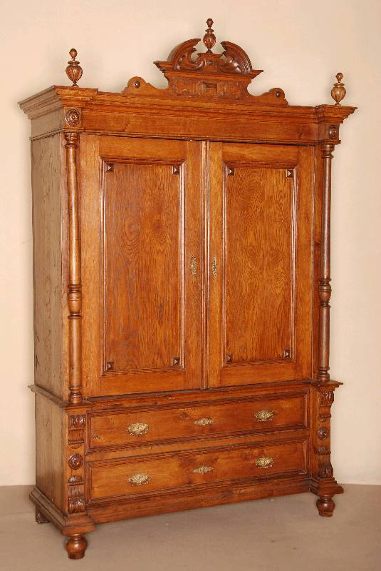 GrÜnderzeitschrank, deutsch, um 1880, Eiche massiv, auf KugelfÜßen, Lisenen mit gedrechselten VollsÄulen, zwei große Schubladen mit ...