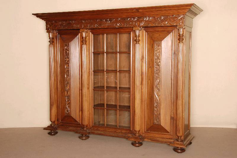 BÜcherschrank, um 1910, Teakholz, auf gedrÜckten KugelfÜßen, schwere Fußleiste, Front mit 4 gedrechselten VollsÄulen, gerieft, ...