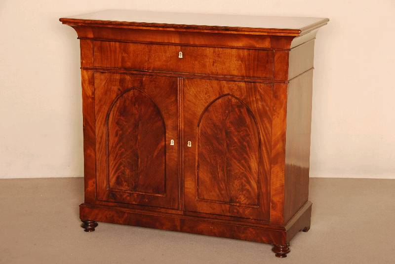 Biedermeier-Halbschrank, norddeutsch, um 1820/30, Korpus Weichholz/Hartholz, Mahagoni furniert, z.T. gespiegelt verlegt, auf kurzen KugelfÜßen, ...