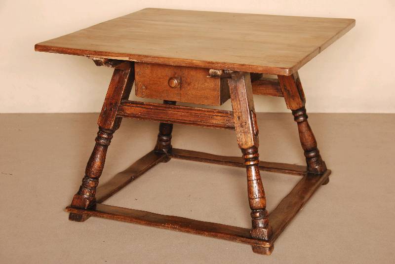 Bauerntisch, wohl Rhône, um 1780/1810, Gestell Buche massiv, Platte Kirschbaum massiv , gedrechselte Beine, schrÄg gestellt und verstrebt, ...
