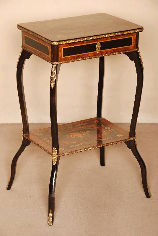 NÄhtisch, Frankreich, um 1870, Bouille-Stil, doppelt bzw. 3-fach geschwungene Beine mit Messingapplikationen dekoriert, Platte und Zwischenablage ...