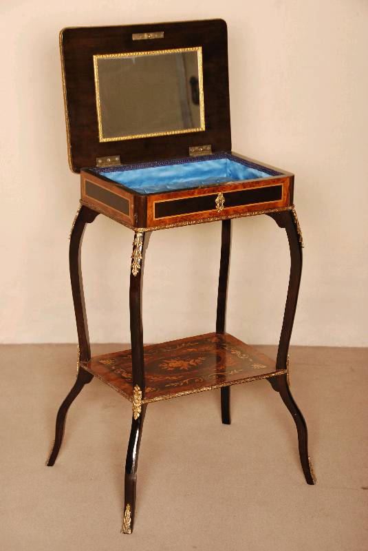 Detail a: NÄhtisch, Frankreich, um 1870, Bouille-Stil, doppelt bzw. 3-fach geschwungene Beine mit Messingapplikationen dekoriert, Platte und Zwischenablage ...