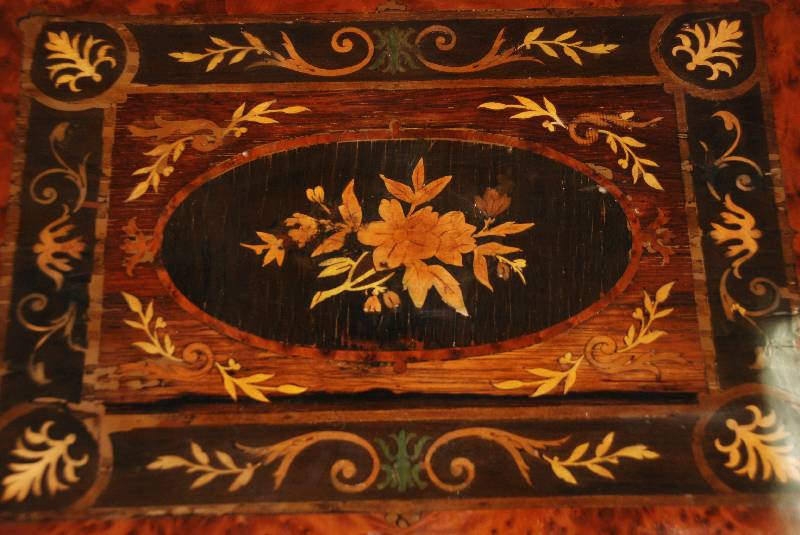 Detail b: NÄhtisch, Frankreich, um 1870, Bouille-Stil, doppelt bzw. 3-fach geschwungene Beine mit Messingapplikationen dekoriert, Platte und Zwischenablage ...