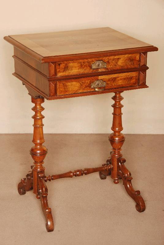 NÄhtischchen, deutsch, um 1880, GrÜnderzeit, Nußbaum massiv, Nußbaum furniert, Platte gespiegelt verlegt, mit Intarsienbild, innen FÄcher mit ...