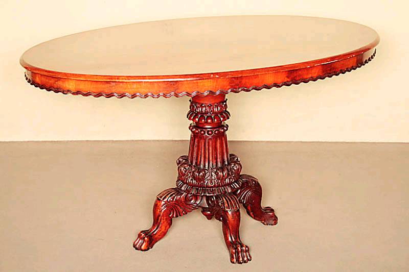 Salontisch, norddeutsch, um 1870/80, Mahagoni massiv und Bergahorn, z.T. gespiegelt verlegt, Fuß mit kannelierter SÄule, vier AuslegerfÜße in ...