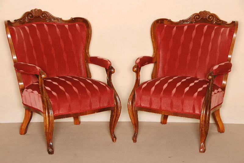 eleganter Stuhlsessel, norddeutsch, um 1850/60 Korpus Weichholz und Nußbaum massiv, allseitig geschwungen, kanneliert, sparsame ...