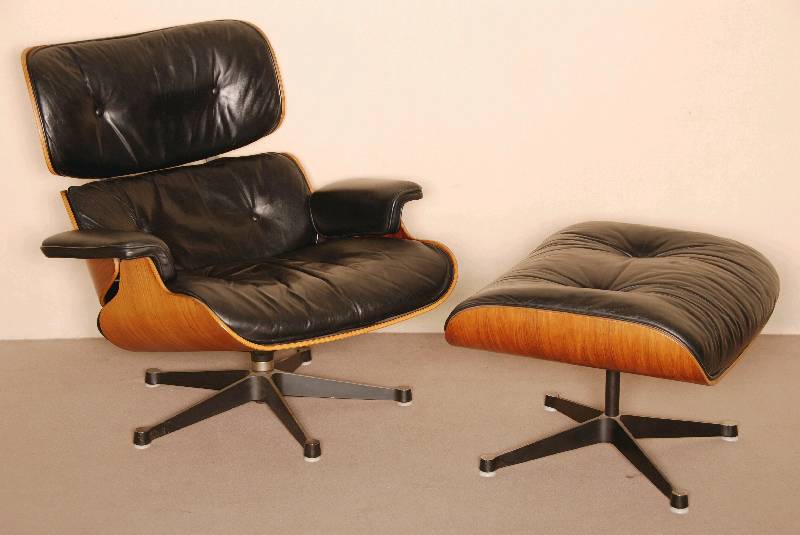 Lounge Chair und Ottoman, Entwurf 1956, AusfÜhrung 1970/75, einer der bekanntesten EntwÜrfe von Charles und Ray Eames, drei gebogene und ...