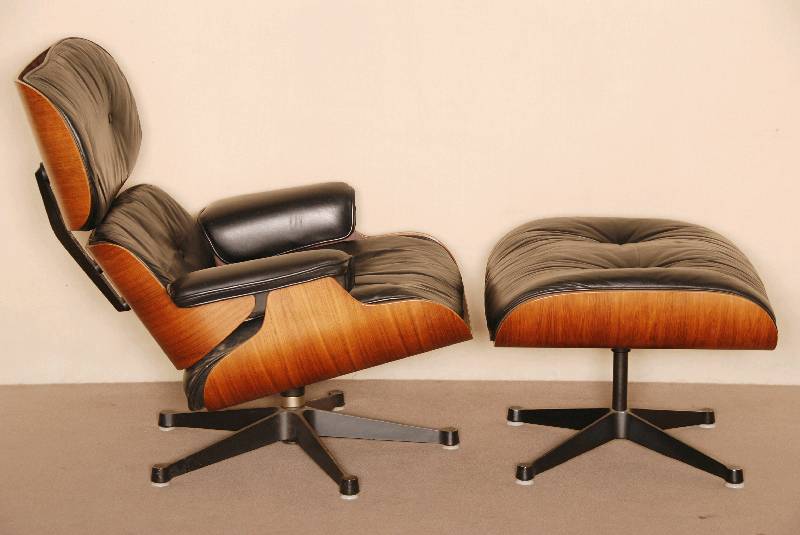Detail b: Lounge Chair und Ottoman, Entwurf 1956, AusfÜhrung 1970/75, einer der bekanntesten EntwÜrfe von Charles und Ray Eames, drei gebogene und ...
