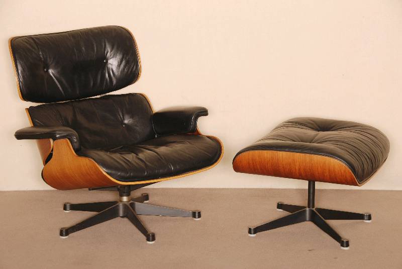 Detail c: Lounge Chair und Ottoman, Entwurf 1956, AusfÜhrung 1970/75, einer der bekanntesten EntwÜrfe von Charles und Ray Eames, drei gebogene und ...