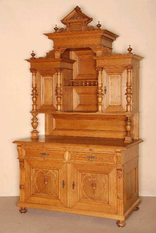 AufsatzmÖbel, sÜddeutsch/Karlsruhe, um 1890, Eiche massiv, 3-teilig, reich in sich gegliedert, Elemente der Renaissance, des Barock und des ...