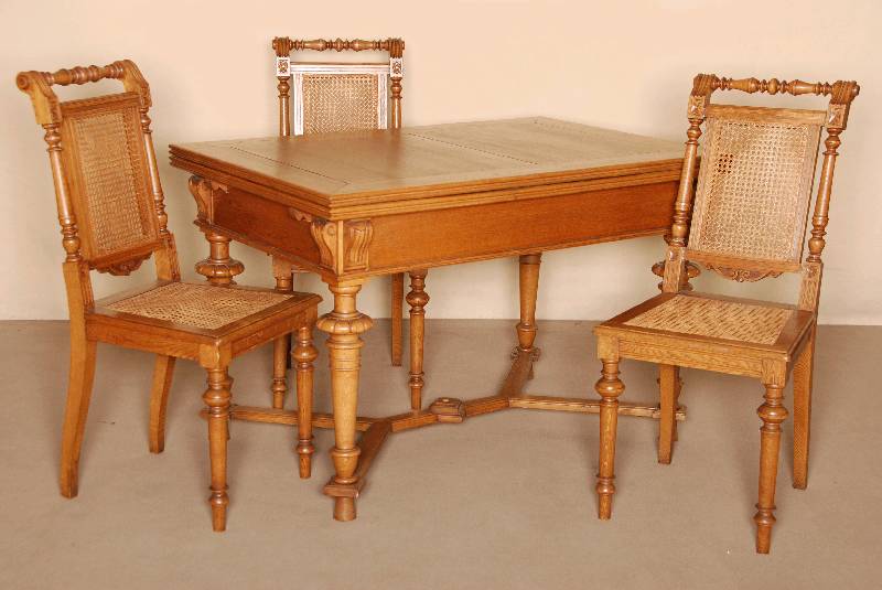GrÜnderzeittisch, deutsch, um 1880/90, Eiche massiv, komplett auf Rahmen gearbeitet, reiche Drechselarbeit, SpÄtrenaissancestil mit ...