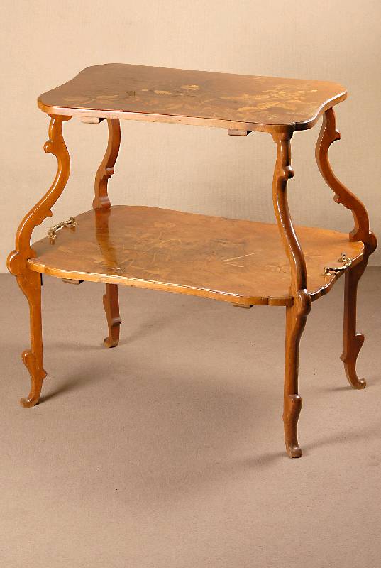 Etagentisch, Nancy, um 1895/98, Majorelle, Beine Buche massiv, vielfach geschweift, Andeutung von Rocaillen, Ecken doppelt abgerundet, beide ...