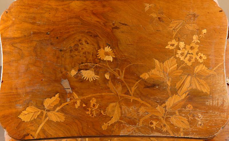 Detail b: Etagentisch, Nancy, um 1895/98, Majorelle, Beine Buche massiv, vielfach geschweift, Andeutung von Rocaillen, Ecken doppelt abgerundet, beide ...