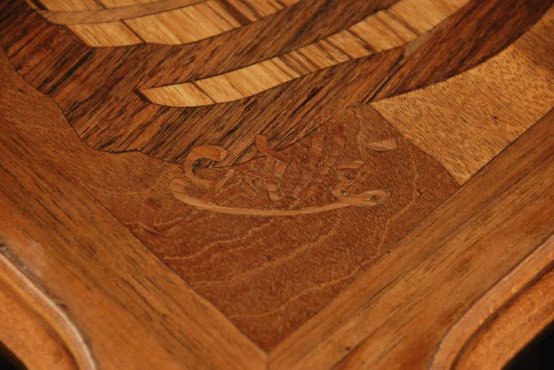 Detail a: Etagentisch, Nancy, um 1898/1902, Gallé, Buche und Nußbaum, z.T. massiv, auf beiden Etagen Marketeriebilder in reinem Jugendstil, in ...