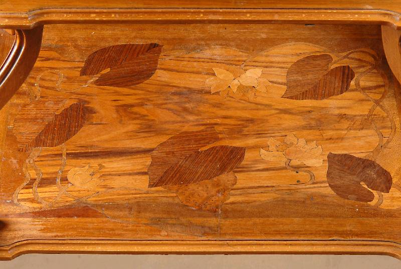 Detail b: Etagentisch, Nancy, um 1898/1902, Gallé, Buche und Nußbaum, z.T. massiv, auf beiden Etagen Marketeriebilder in reinem Jugendstil, in ...