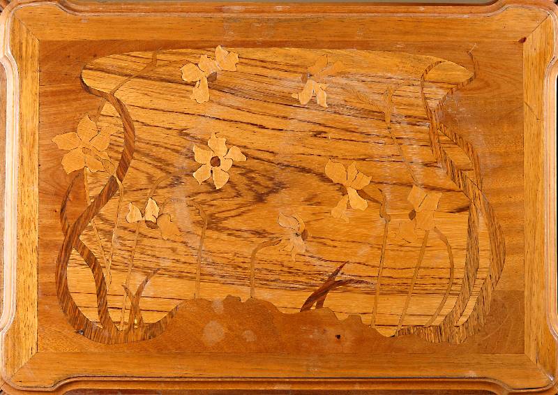 Detail c: Etagentisch, Nancy, um 1898/1902, Gallé, Buche und Nußbaum, z.T. massiv, auf beiden Etagen Marketeriebilder in reinem Jugendstil, in ...