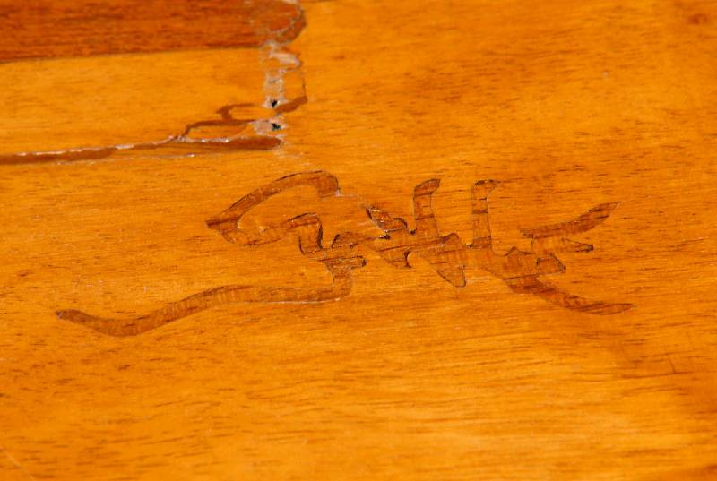 Detail a: Damenzierschreibtisch, Nancy, um 1898/1902, Gallé, z.T. Nußbaum massiv, leicht ausgestellte Beine, Aufsatzteil in asymetrischer Anordnung, ...