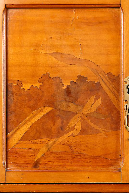 Detail c: Damenzierschreibtisch, Nancy, um 1898/1902, Gallé, z.T. Nußbaum massiv, leicht ausgestellte Beine, Aufsatzteil in asymetrischer Anordnung, ...