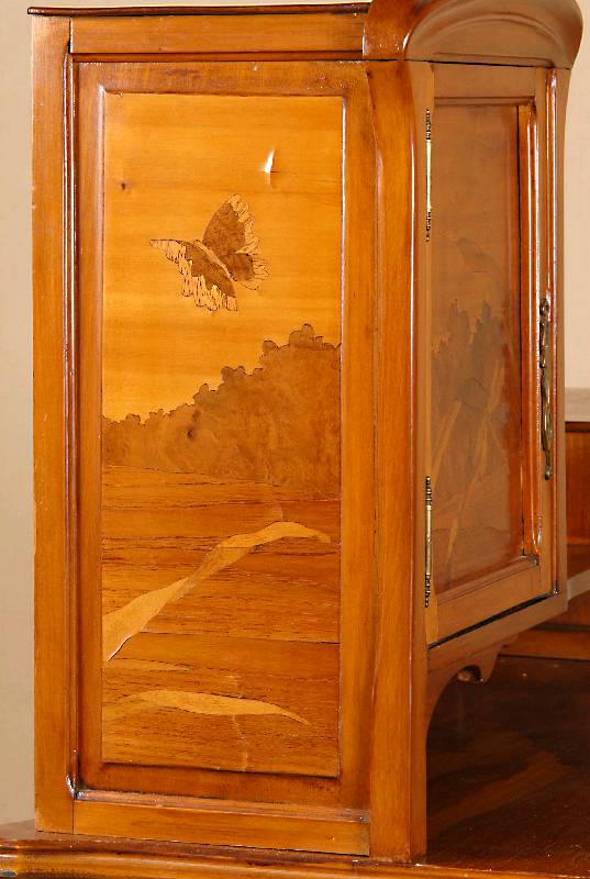 Detail d: Damenzierschreibtisch, Nancy, um 1898/1902, Gallé, z.T. Nußbaum massiv, leicht ausgestellte Beine, Aufsatzteil in asymetrischer Anordnung, ...