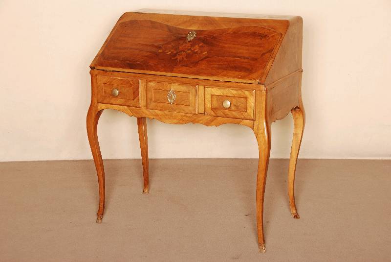 Detail a: Damenschreibtisch, sÜddeutsch, Korpus und Klappe um 1750/60, z.T. mit Überfurnierungen im 19. Jhd., unter Verwendung alter Furniere, Unterteil ...