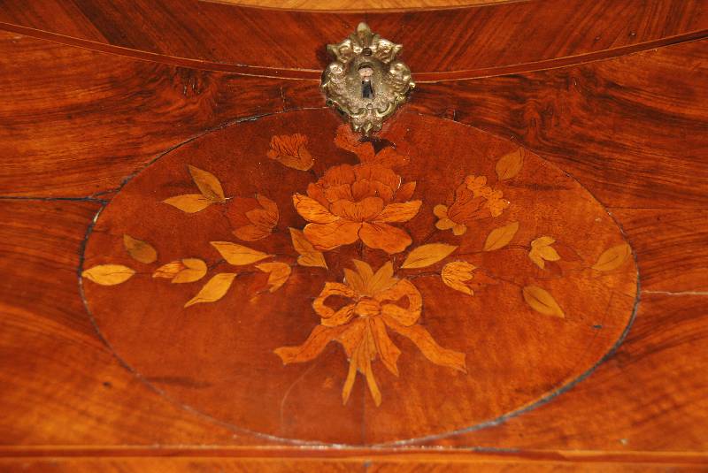 Detail b: Damenschreibtisch, sÜddeutsch, Korpus und Klappe um 1750/60, z.T. mit Überfurnierungen im 19. Jhd., unter Verwendung alter Furniere, Unterteil ...