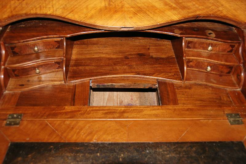 Detail c: Damenschreibtisch, sÜddeutsch, Korpus und Klappe um 1750/60, z.T. mit Überfurnierungen im 19. Jhd., unter Verwendung alter Furniere, Unterteil ...