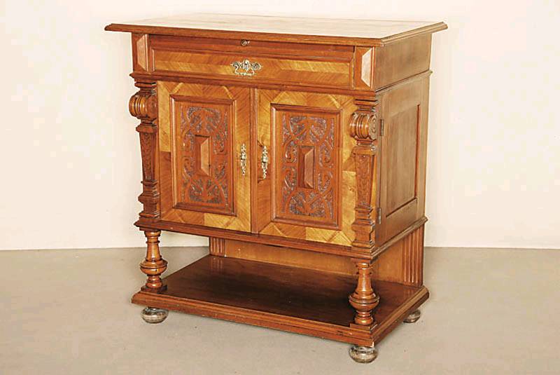 Etagenschränkchen, süddeutsch, um 1880/90, Korpus Weichholz, Wurzelnußfurnier gespiegelt verlegt, komplett auf Rahmen gearbeitet, im ...