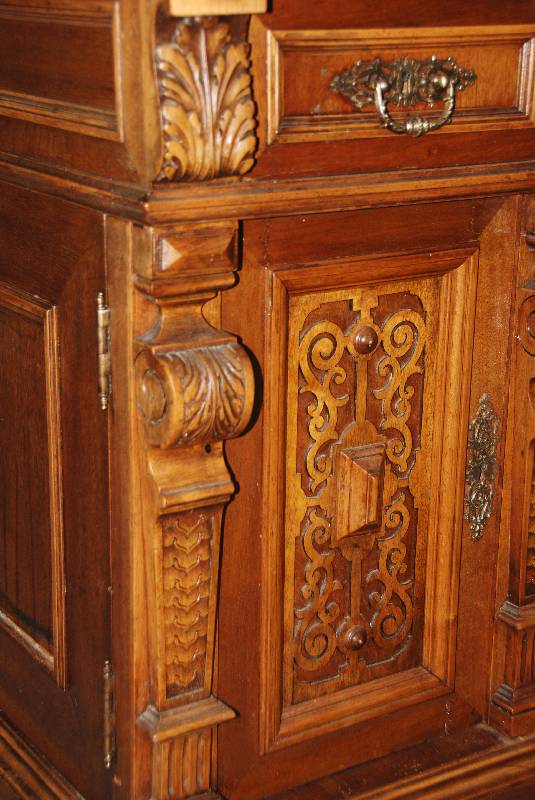 Detail a: GrÜnderzeitschreibtisch, deutsch, um 1890, komplett auf Rahmen gearbeitet, Korpus Weichholz/Hartholz, Nußbaum massiv bzw. Wurzelnußfurnier ...