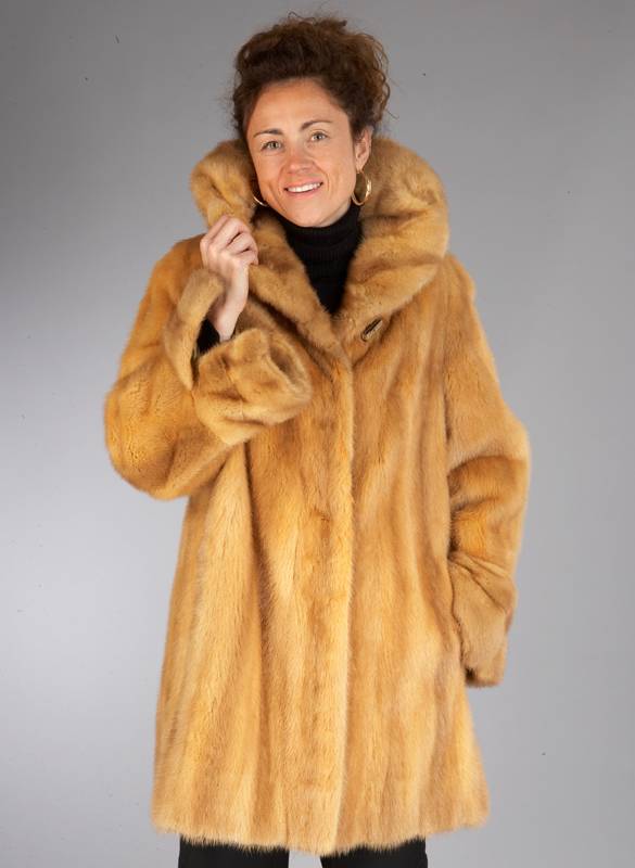 Nerzkurzmantel, Gr. 42/44, orangebraun eingefÄrbt, goldenes Innenfutter, Innenlabel Atelier ZARA, 2 seitl. Einschubtaschen, großer Kragen, ...