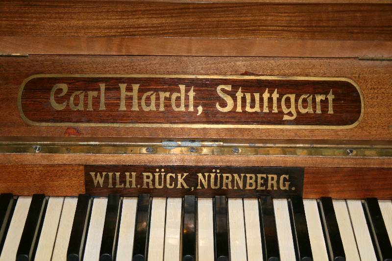 Detail a: Klavier, sÜddeutsch, um 1904/08, Hersteller Carl Hardt, Vertreiber Wilhelm RÜck, GehÄuse mit Kirschbaumfurnier, ursprÜnglich hervorragende ...