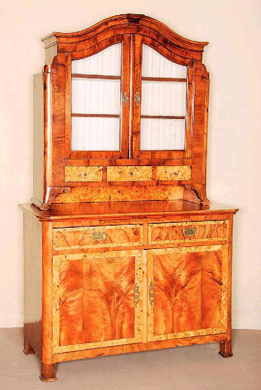 AufsatzmÖbel, deutsch, komponiert um 1860, Unterteil 2-tÜrig mit integrierten Schubladen um 1840/45, Korpus Weichholz, Wurzelnußfurnier z.T. ...
