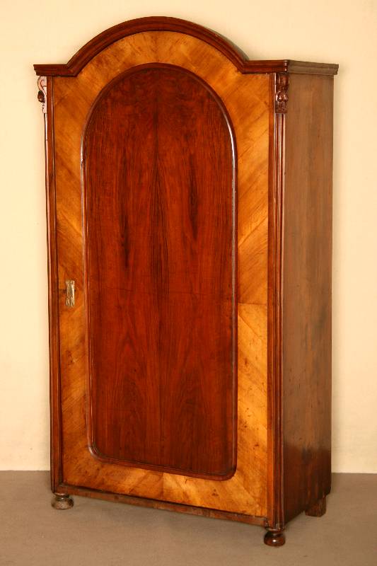 Schrank, um 1880/90, eintÜrig, nussfurniert, mit Kleiderstange, stÄrkere Altersspuren, ohne Schloß, ca. 181x100x48 cm