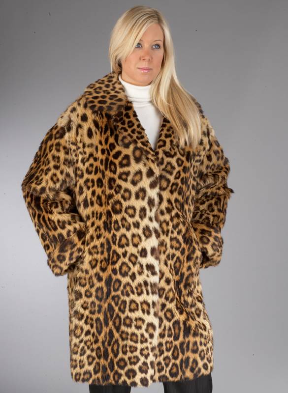 Longjacke aus Leopard, Gr. 42/44, schwarzes Innenfutter, umklappbare Ärmel, Kragen, lÄngs verarbeitete Felle, 2 seitl. Einschubtaschen, ...
