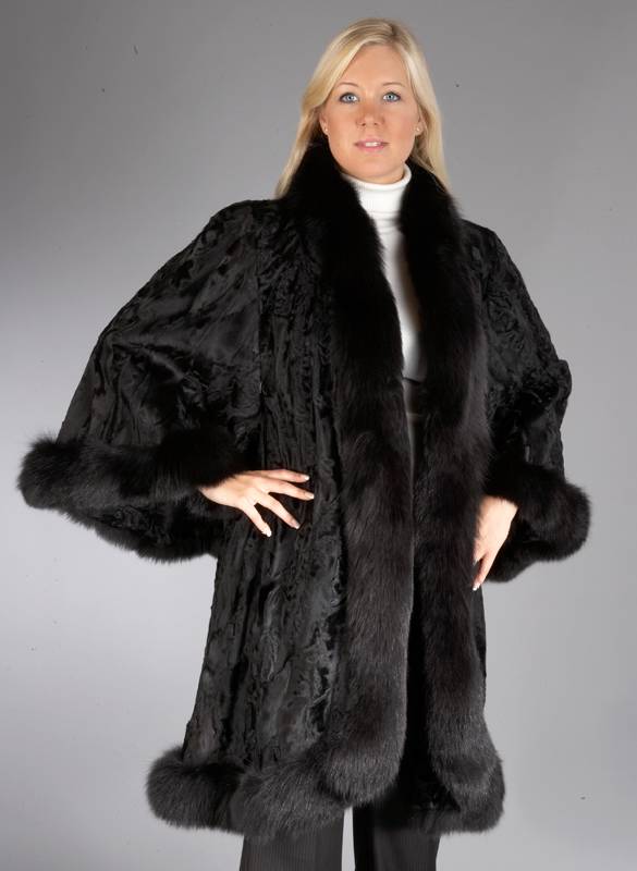 Cape aus Breitschwanzpersianer, Gr. ca. 38/40, schwarze Felle, schwarzes Innenfutter, Kragen, Manschetten und Saum Fuchs verbrÄmt, 2 seitl. ...