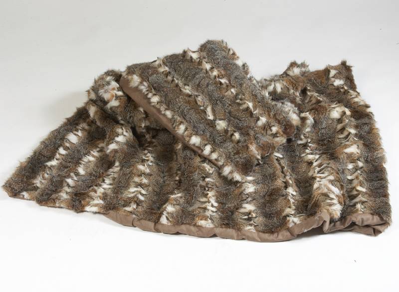 Wolfsdecke, RÜckseite braun gefÜttert, Maße: 207 x 70 cm
