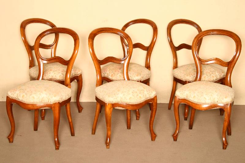 6 LÖffelstÜhle, sÜddeutsch/wohl Pfalz/Baden, um 1835/40, Nußbaum massiv, einfach gerieft, glatte geschwungene Front, Beine geschwungen, ...