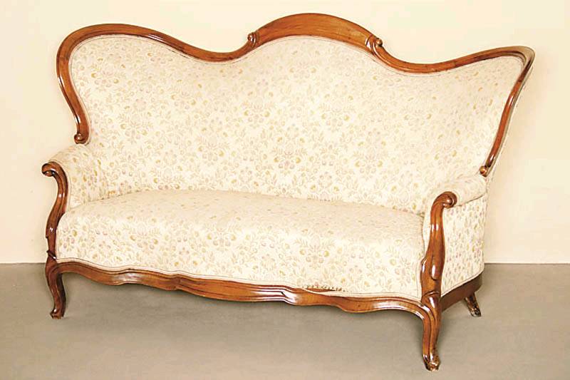 3-sitzer Louis-Philippe-Sofa, um 1830/40, Gestell Nußbaum massiv, doppelt bzw. 3-fach geschweift, in Rocaillen bzw. Akanthusblättern auslaufend, ...