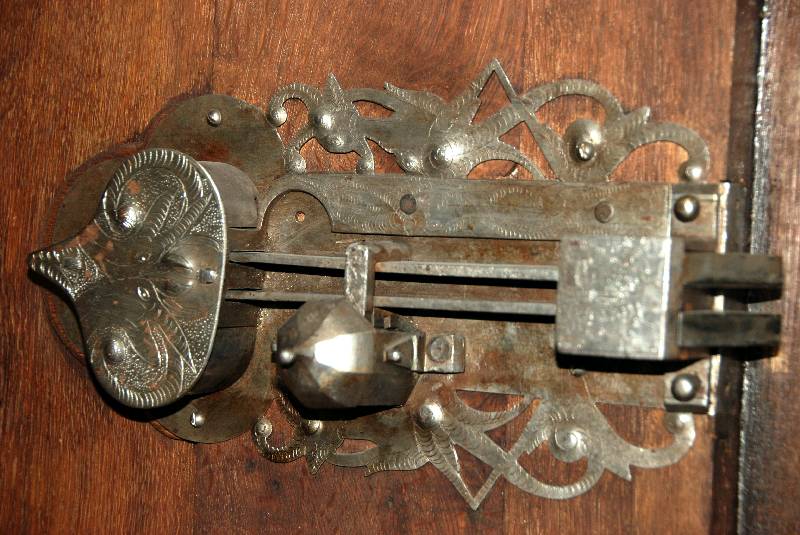 Detail a: Anrichte, sogenanntes Ulmer MÖbel, um 1860/70 , Front Eiche massiv, auf Rahmen gearbeitet, sogenannte Wiederholung des sÜddeutschen ...