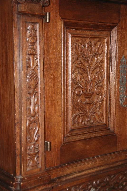 Detail b: Anrichte, sogenanntes Ulmer MÖbel, um 1860/70 , Front Eiche massiv, auf Rahmen gearbeitet, sogenannte Wiederholung des sÜddeutschen ...