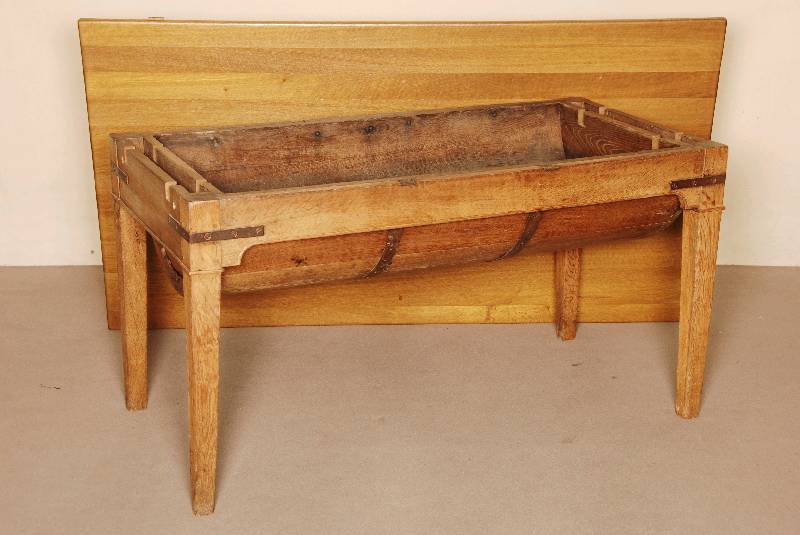 Backmuldentisch, deutsch, Unterteil um 1770/1820, Eiche massiv, im Grunde ein VerwandlungsmÖbel, Einsatz in Form einer Mulde , faßÄhnlich ...