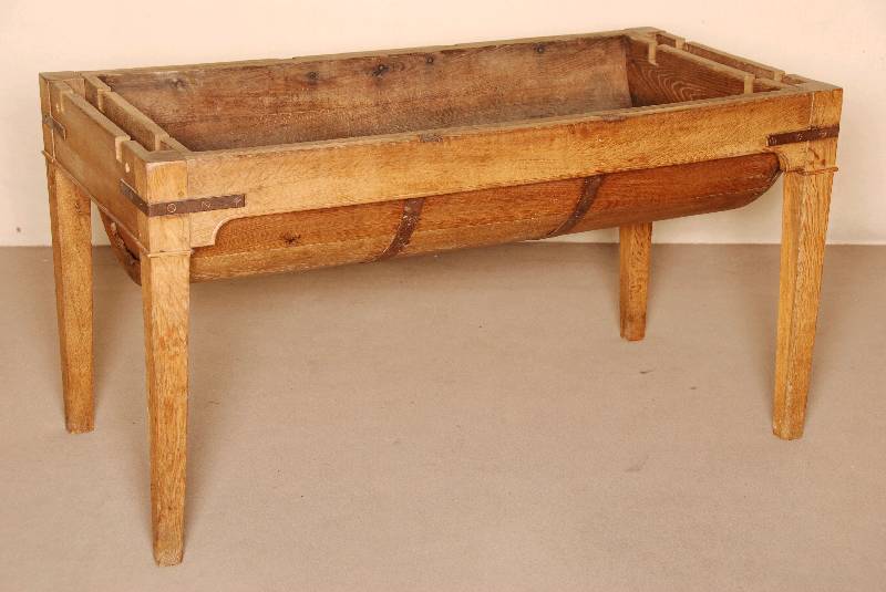 Detail a: Backmuldentisch, deutsch, Unterteil um 1770/1820, Eiche massiv, im Grunde ein VerwandlungsmÖbel, Einsatz in Form einer Mulde , faßÄhnlich ...