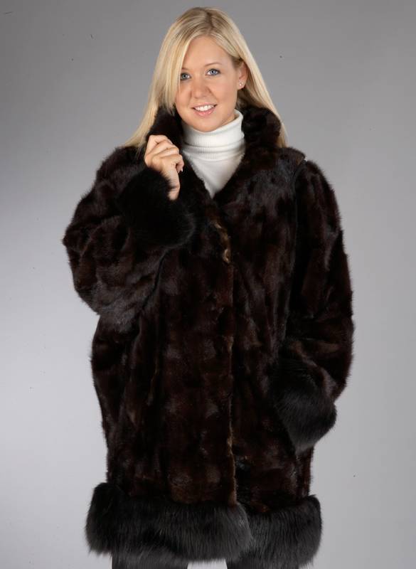 Nerz-Long-Jacke, Gr. 42/44, dunkelbraune Nerzklauen, schwarzes Innenfutter, 2 Einschub- taschen, Kragen, Manschetten, paspelierter Ärmelansatz, ...