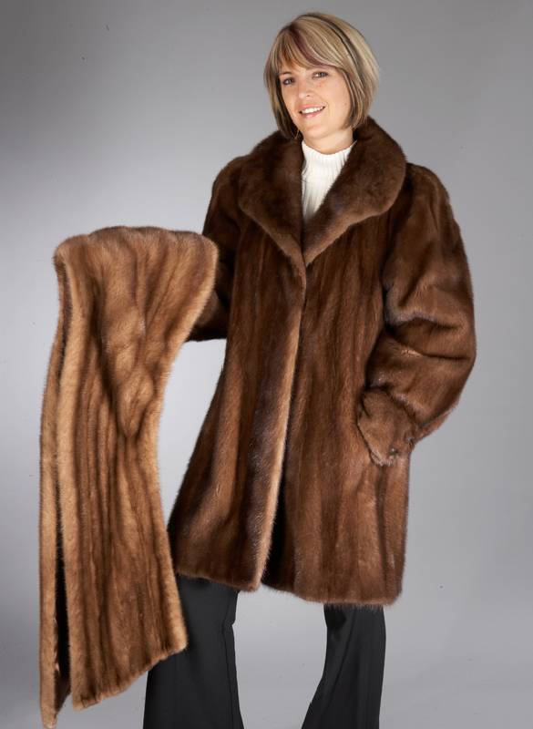Konvolut Nerzlongjacke und Stola, Gr. 40/42, Mantel: Innenlabel Saga Mink, lÄngsverar- beitete Felle, dunkelbraunes Innenfutter, Kragen, Ärmel ...